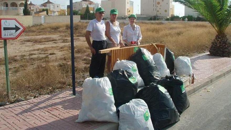 Los residentes deciden recoger la basura de las calles tras el abandono municipal