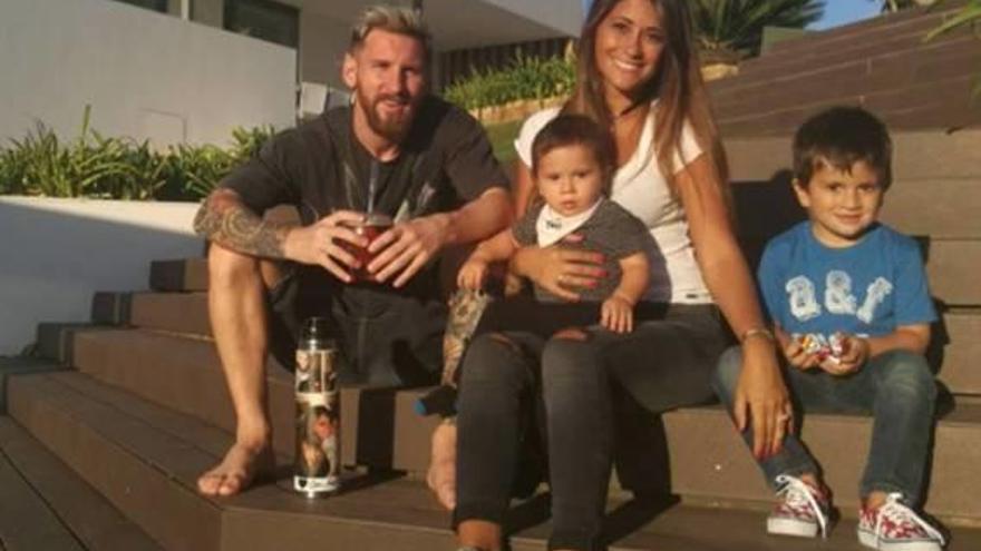 Leo Messi i Antonella Roccuzzo amb els seus fills.