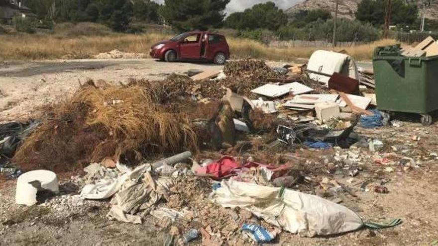 La suciedad se acumula junto a los contenedores de la carretera de La Torreta.