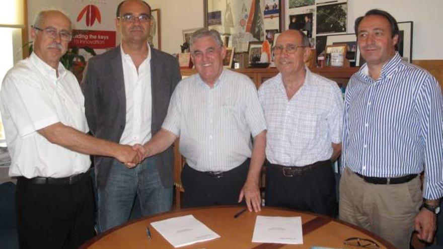 Representantes de la UA y de Enercoop firmaron ayer el contrato de la licencia de la patente.