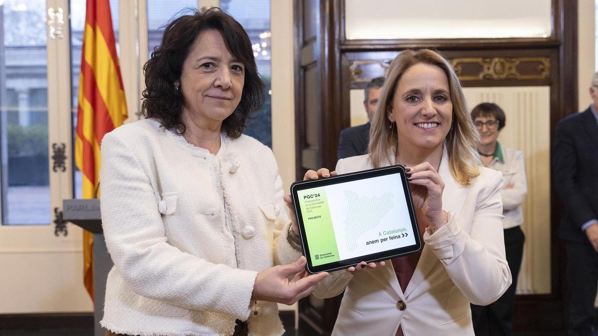 La consellera d’Economia i Hisenda, Natàlia Mas, presenta los presupuestos de la Generalitat de Catalunya a la presidenta del parlament, Anna Erra.