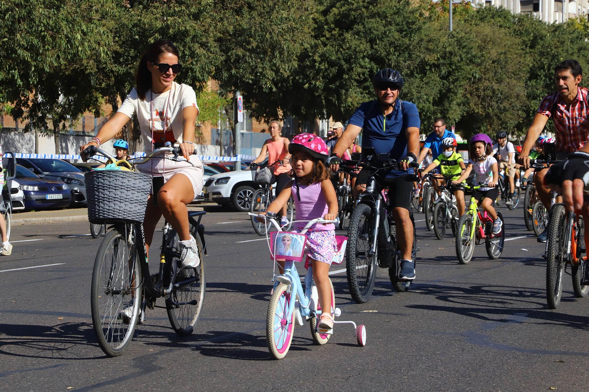 Familias enteras se suman a la Fiesta de la Bicicleta en Córdoba