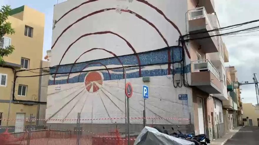 Mal estado del mural de Juan Guerra Hernández y desperfectos en la plaza de La Ilusión en El Secadero II