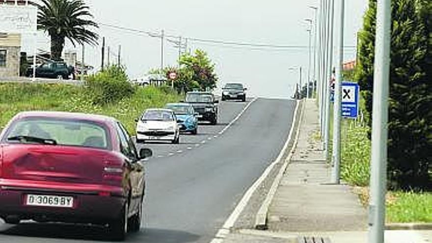 Varios vehículos circulan por la Avilés-Luanco, ayer.