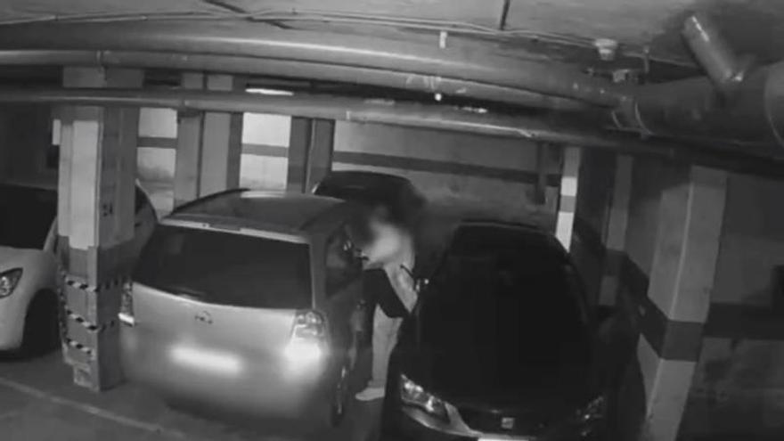Así actuaba el hombre detenido por provocar daños en un coche en Zaragoza