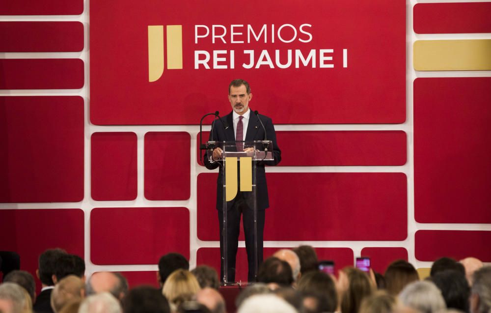 Instante de la ceremonia de entrega de los Premios Jaume I en la Lonja de València.