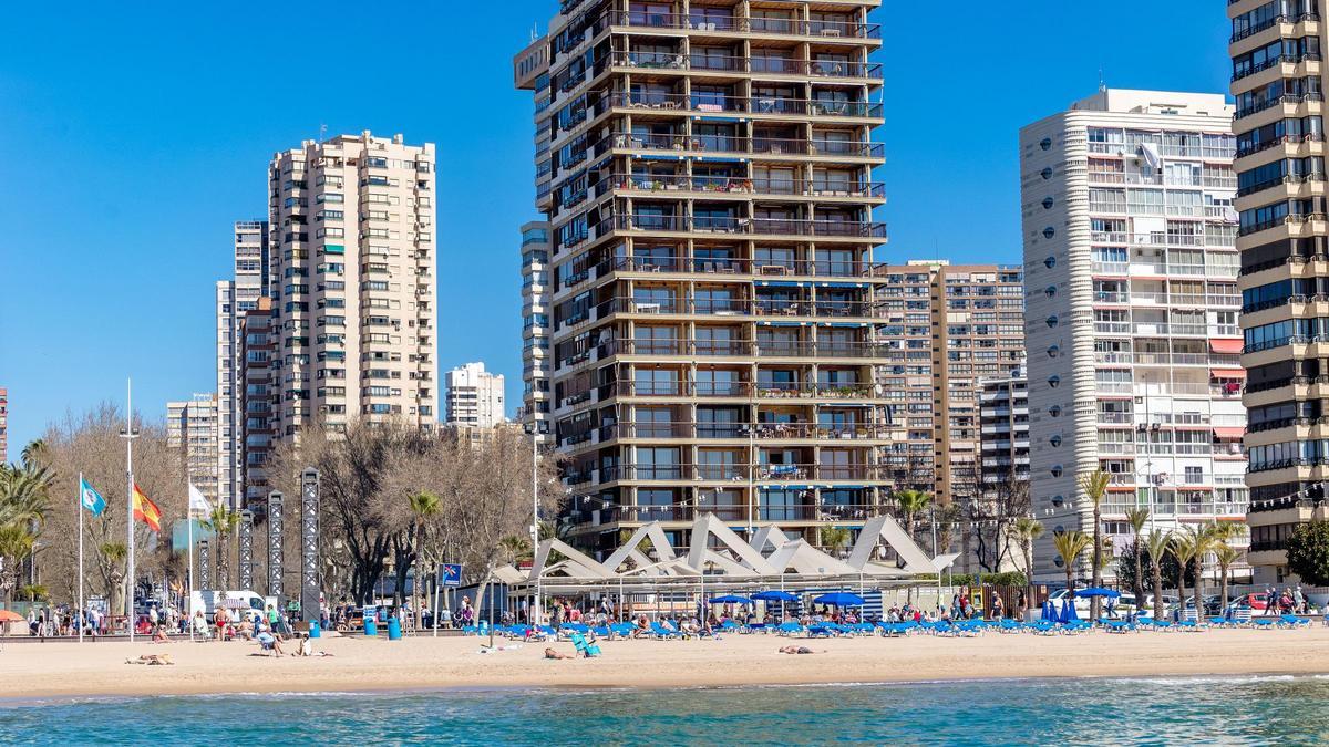 Bloques de apartamentos en primera línea de la playa de Levante en Benidorm.