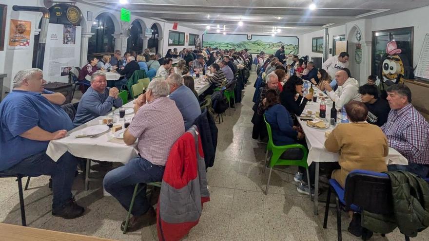 Xuntanza veciñal no centro 
social de Cortegada.