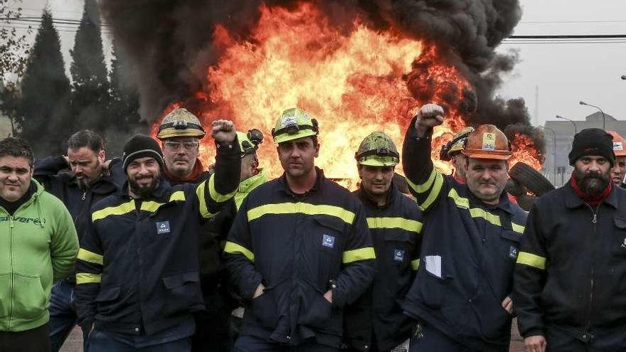 Trabajadores de Alcoa concentrados ayer ante la fábrica.