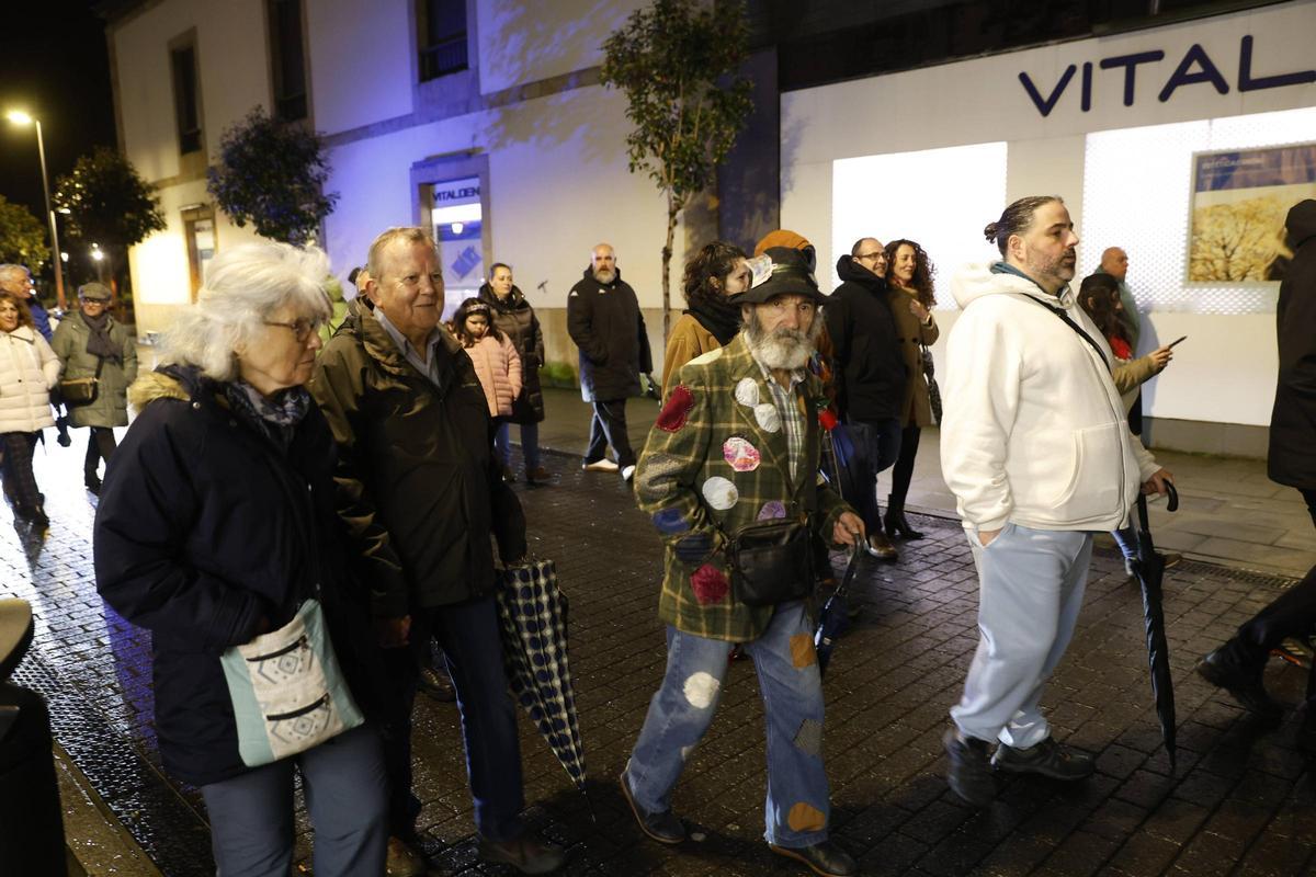 EN IMÁGENES: el entierro y quema de la sardina pone fin al multitudinario Antroxu de Avilés