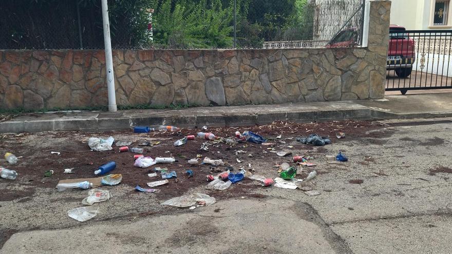 ¿Indolencia o ignorancia?: la basura del alquiler turístico en Xàbia acaba desperdigada en la calle