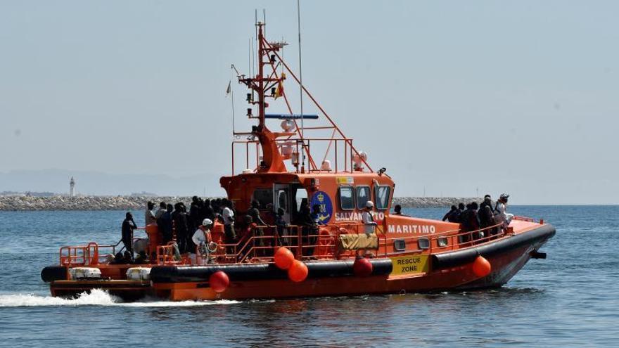 Otra patera con diez inmigrantes llega hasta una playa de la capital gaditana