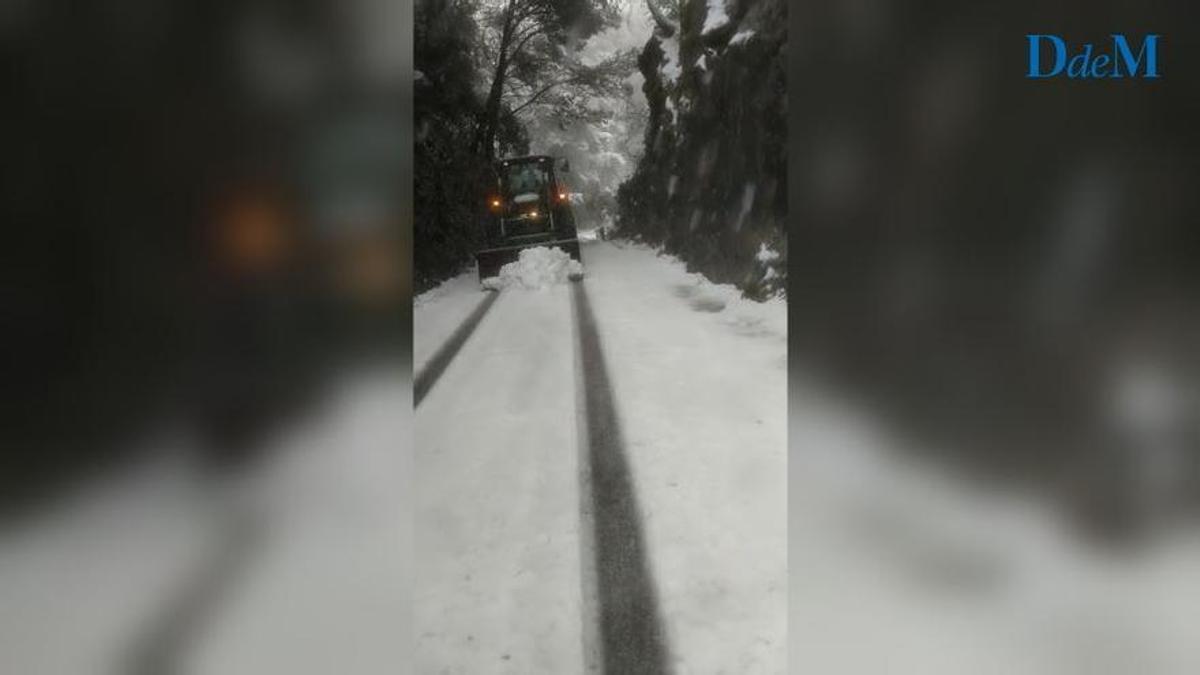 Verschneite Straße auf Mallorca.