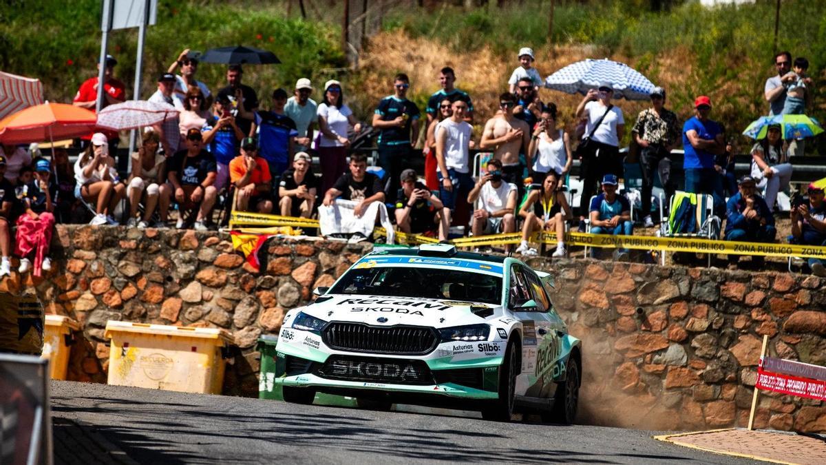 Uno de los tramos de la pasada edición del Rally Sierra Morena, repleto de aficionados.