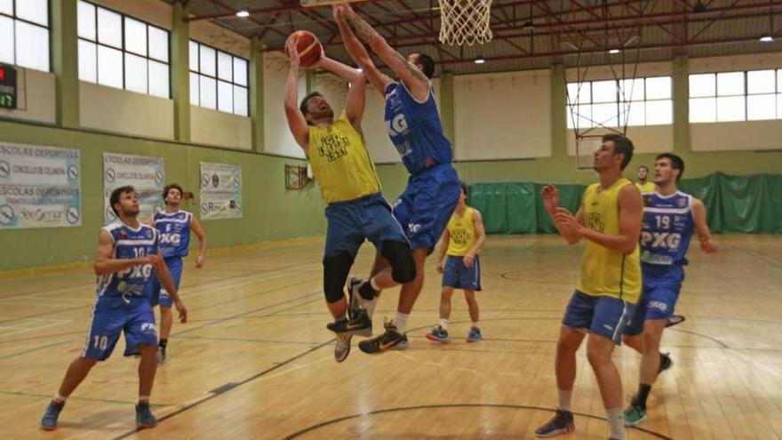 Hittle lanza en suspensión ante un rival, ayer en Celanova. // Jesús Regal