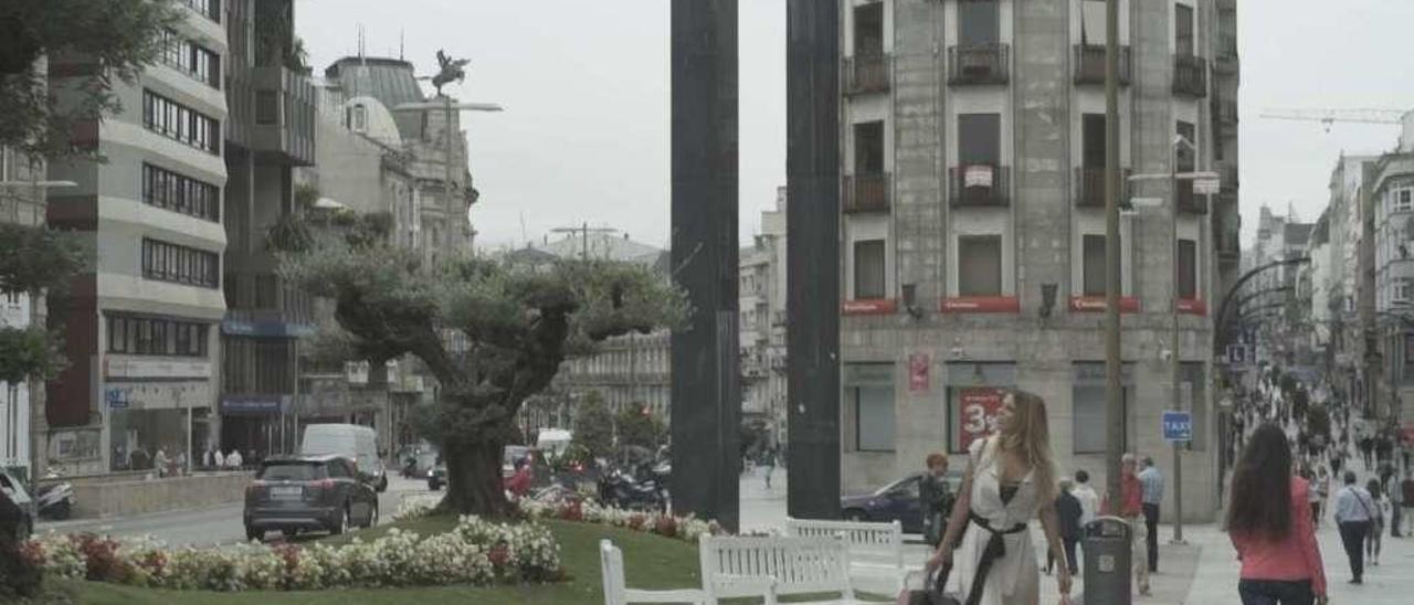 Una de las protagonistas (centro), de compras por el centro de Vigo.