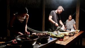 La chef e investigadora gastronómica española Ana Lobato y el chef ecuatoriano Quique Sempere cocinan con productos típicos de la Amazonía para la comunidad de indígenas achuar de Sharamentsa (Ecuador).
