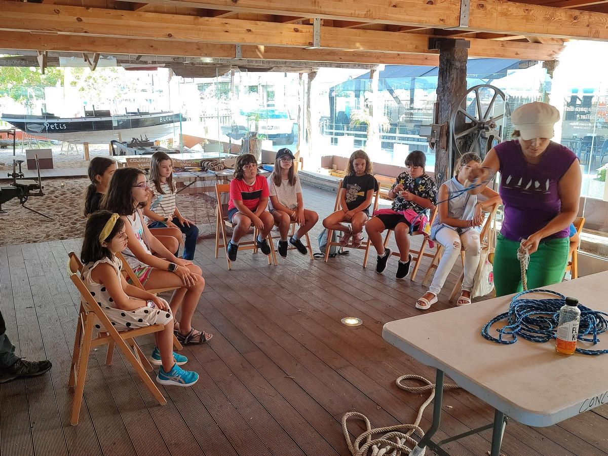 Un taller de nudos marineros, ayer, en las jornadas de Os Galos en el antiguo astillero de Purro, en Banda do Río (Bueu).