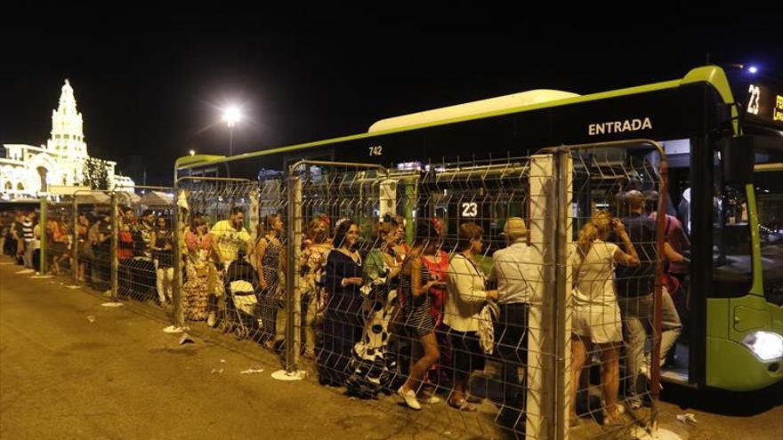 Más colas en las paradas de Aucorsa para terminar la Feria