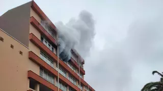 Arde un séptimo piso en la calle Camelias