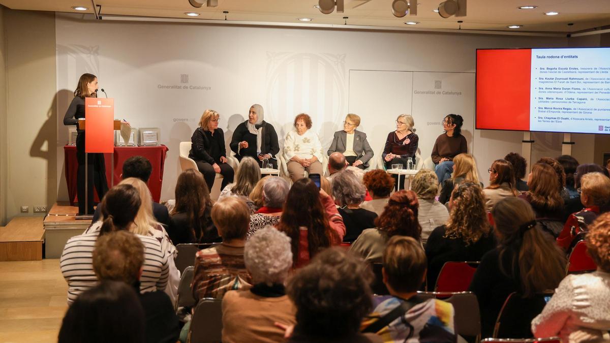 Anna Maria Duran al centre de la imatge durant la taula rodona en el reconeixement de l'Institut Català de la Dona