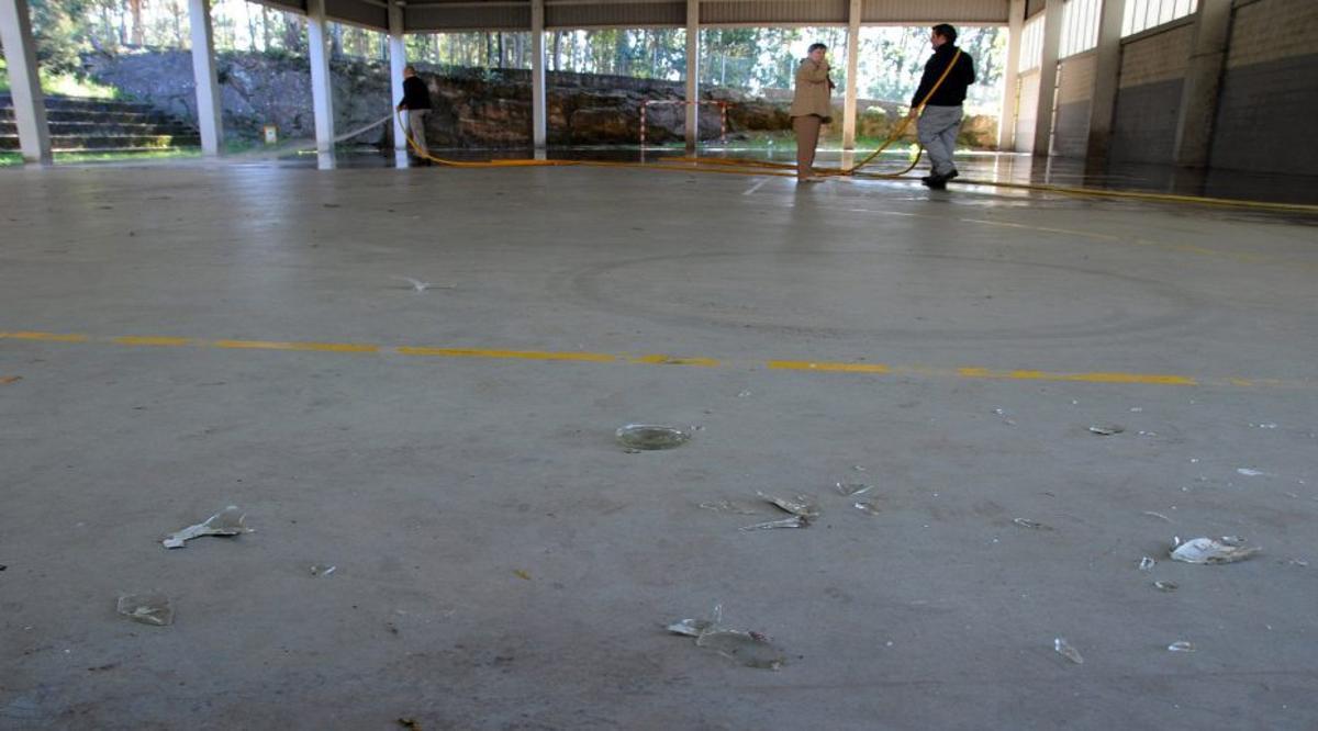 Vista de la pista deportiva exterior del Enrique Barreiro Piñeiro. | IÑAKI ABELLA