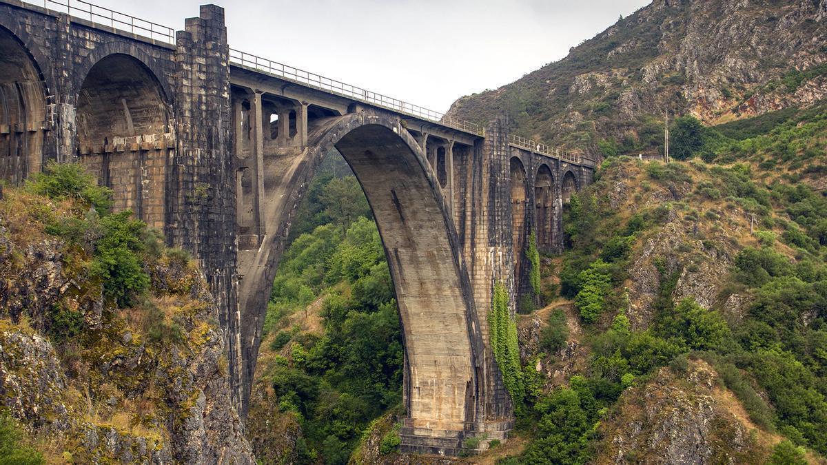 Esta ruta te llevará a conocer alguno de los paisajes más espectaculares del interior de Galicia.