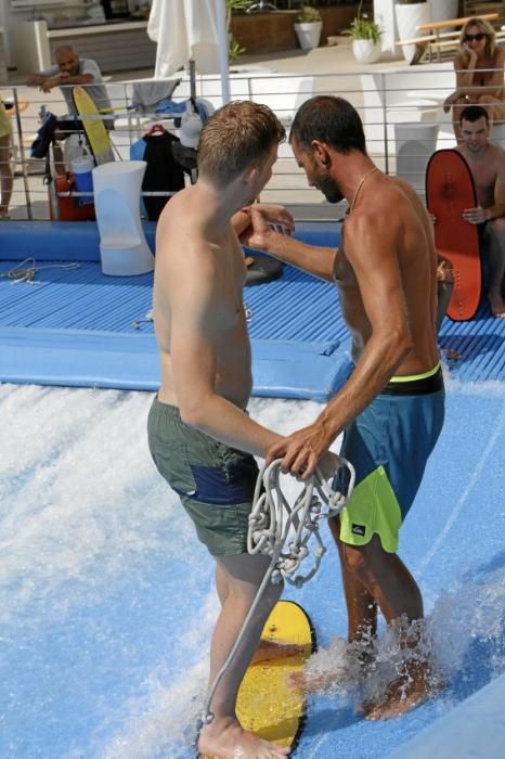 Im Wave House in Magaluf kann man auch ohne Meer surfen. Für Anfänger gibt es handfeste Unterstützung der Lehrer.