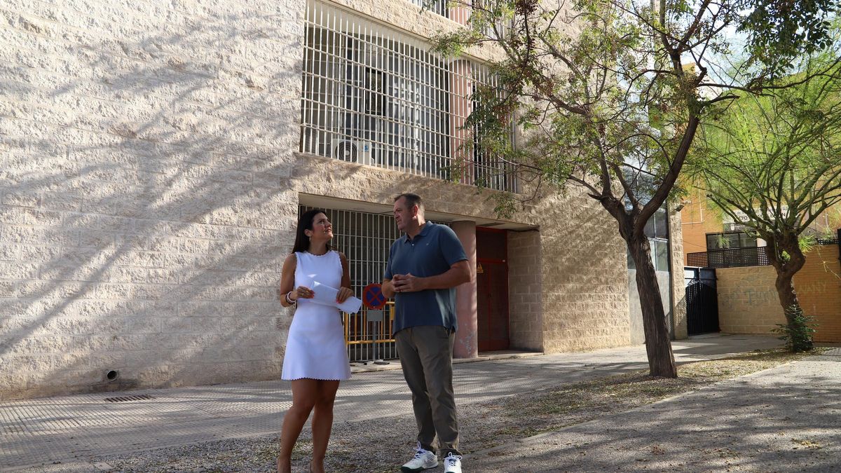 Los ediles de Urbanismo (izda.) y Seguridad Ciudadana (der.) en el lugar donde se construirá.