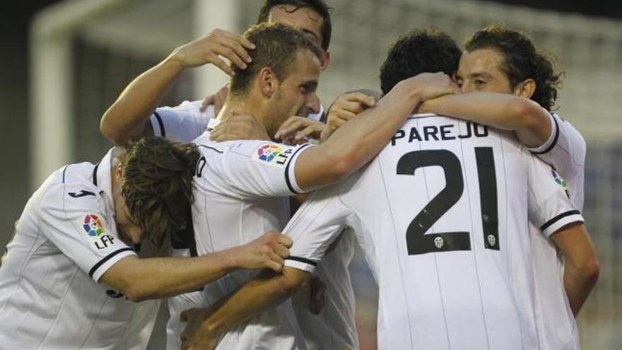 Parejo es felicitado por el 2-0 al Mallorca