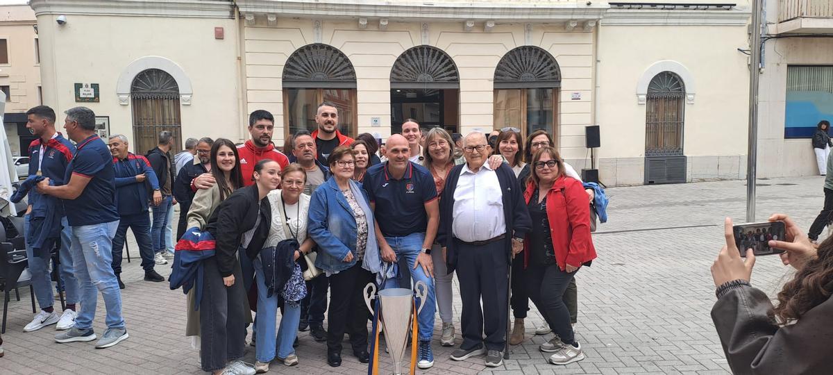 La UE Tavernes de la Valldigna celebra el histórico título de campeón de La Nostra Copa