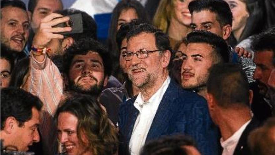 El president espanyol en funcions, Mariano Rajoy, rodejat de joves ahir a Còrdova.