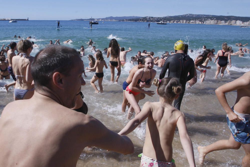 El primer bany de l''any congrega centenars de persones a Palamós