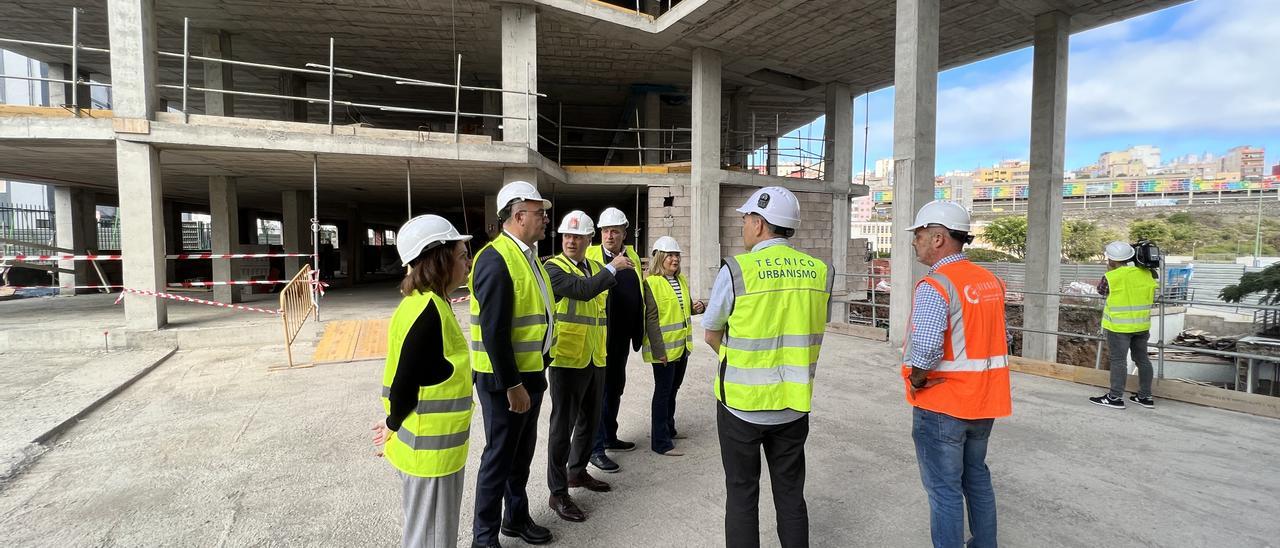 Maribel Santana, Anselmo Pestana, Augusto Hidalgo y Lourdes Armas, durante su visita al primer edificio de reposición de Las Rehoyas.