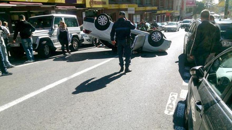 El vehicle bolcat al mig del carrer.