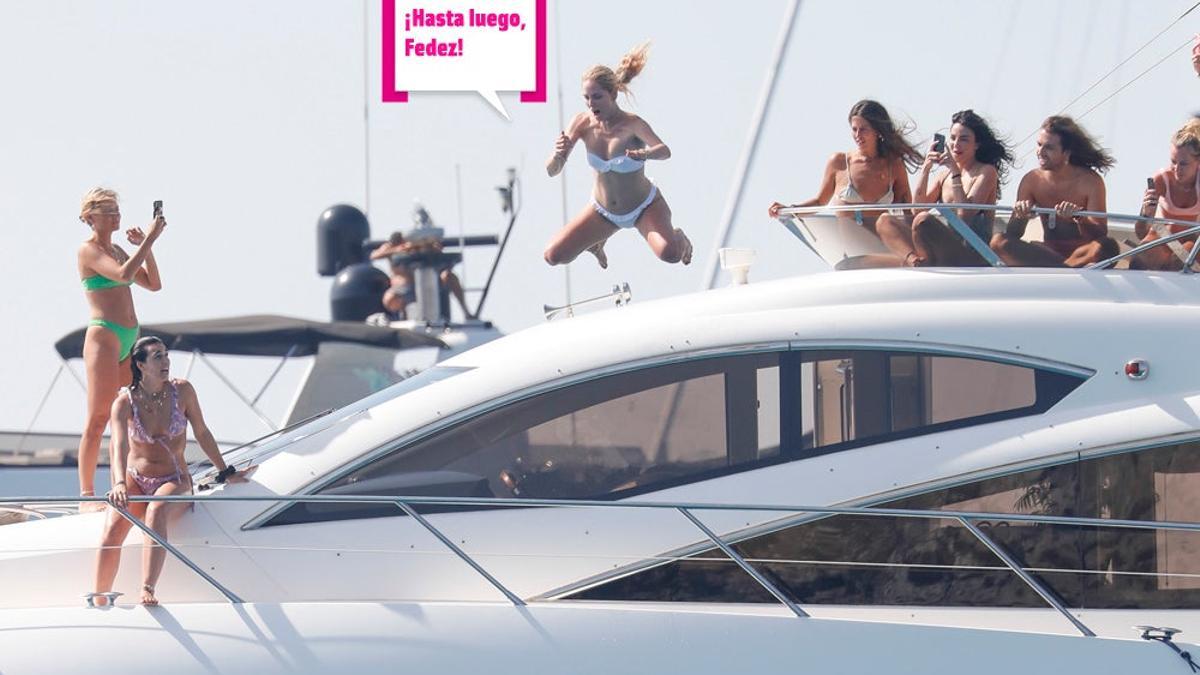 Chiara Ferragni se pega un chapuzón desde un Yate en Ibiza