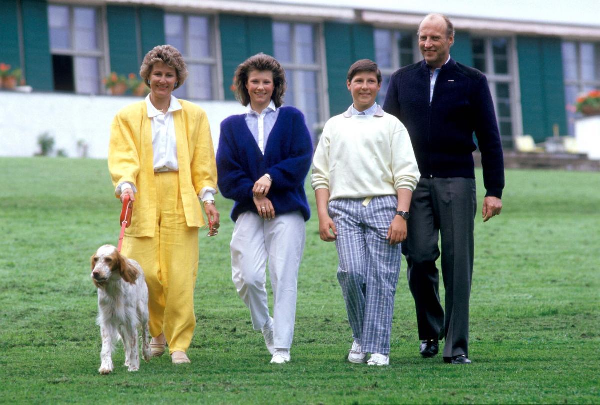Picture taken on June 2, 1987 at Skaugum residence in Oslo shows (L-R) the Crown Princess Sonja, Princess Martha Louise, Prince Haakon Magnus and Crown Prince Harald, with their dog on a walk in the garden. Norway's King Harald V, Europe's oldest reigning monarch, died on August 28,2026 at the age of 89, the royal palace announced. (Photo by Bjorn Sigurdson / NTB / AFP) / Norway OUT. NORWAY OUT / Norway OUT