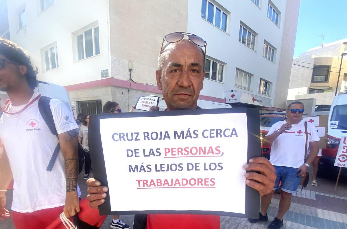 Trabajador de la Cruz Roja en la protesta frente a la sede.