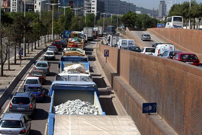La ronda Litoral inicia dos meses de cortes nocturnos para pavimentar la zona del Moll de la Fusta