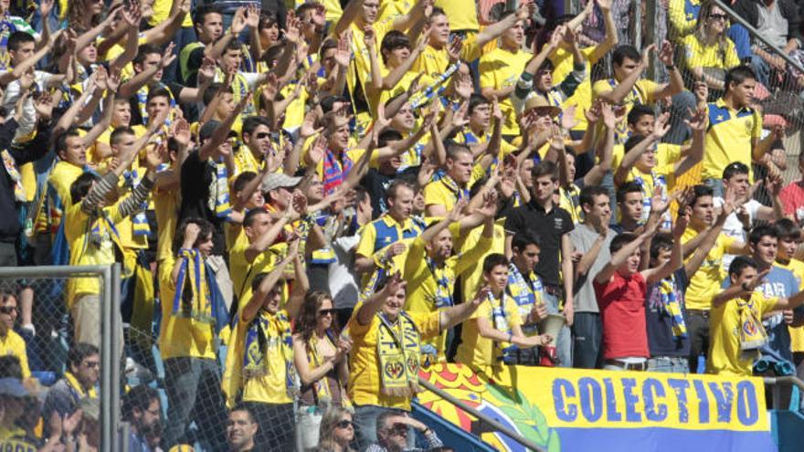 Aficionados amarillos en el Ciutat de València