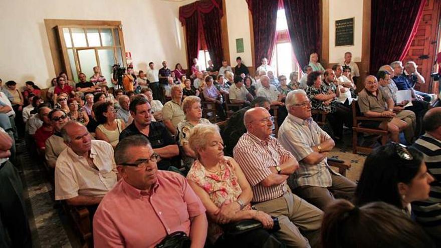 Los vecinos de San Antón que acudieron ayer al pleno no se esperaban la trifulca que se organizó entre el PP y el PSOE .