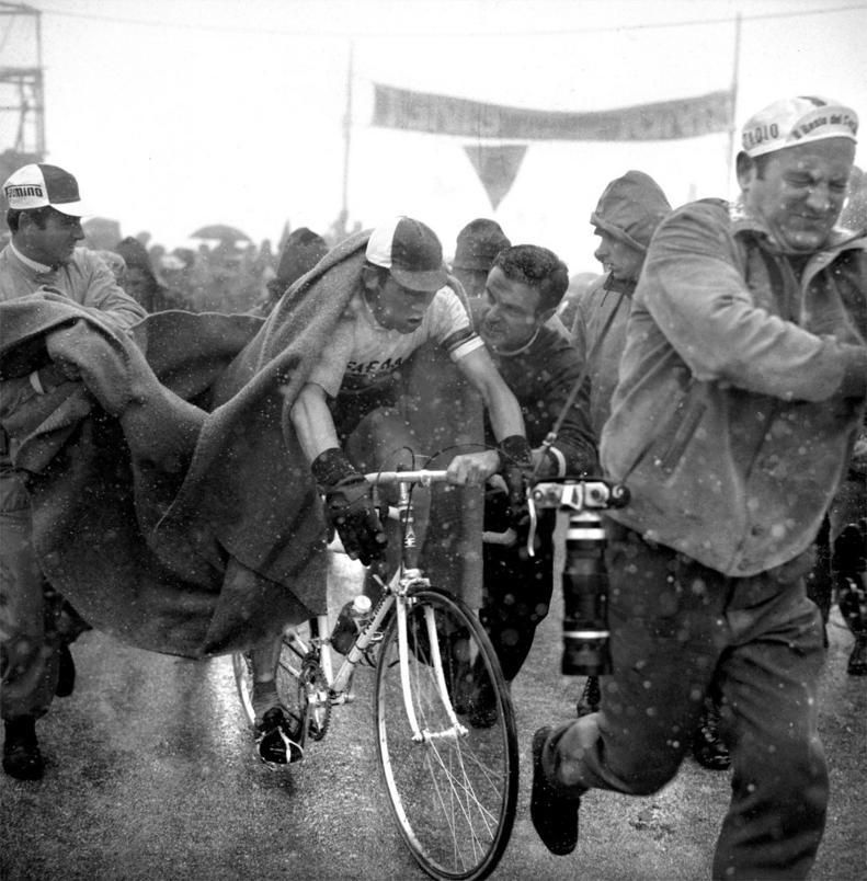 El joven Merckx, tras cruzar la línea de meta en las TresCimas de Lavaredo.