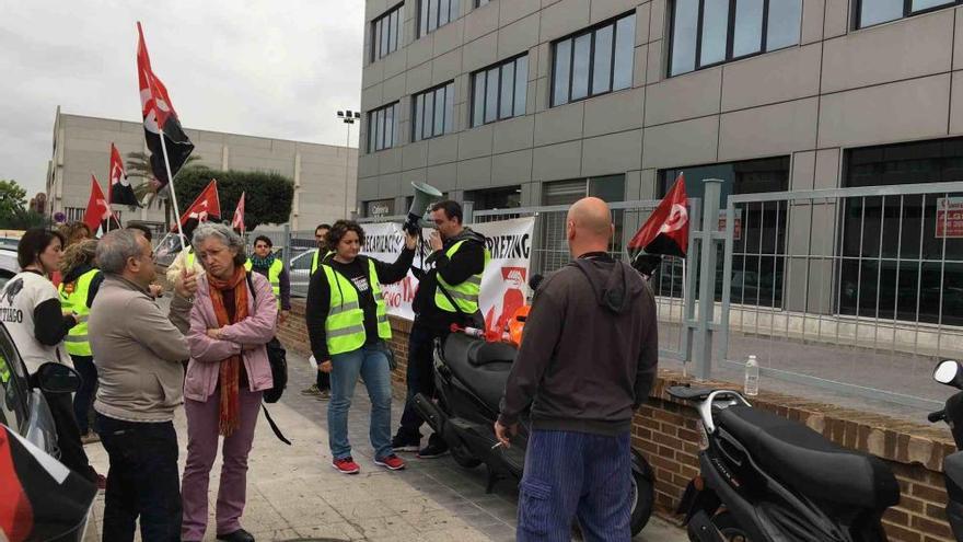 Trabajadores ante la sede de Indra en Valencia