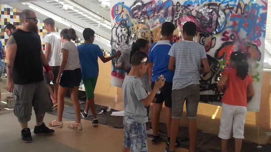 Algunos niños participando en los talleres del Muram.