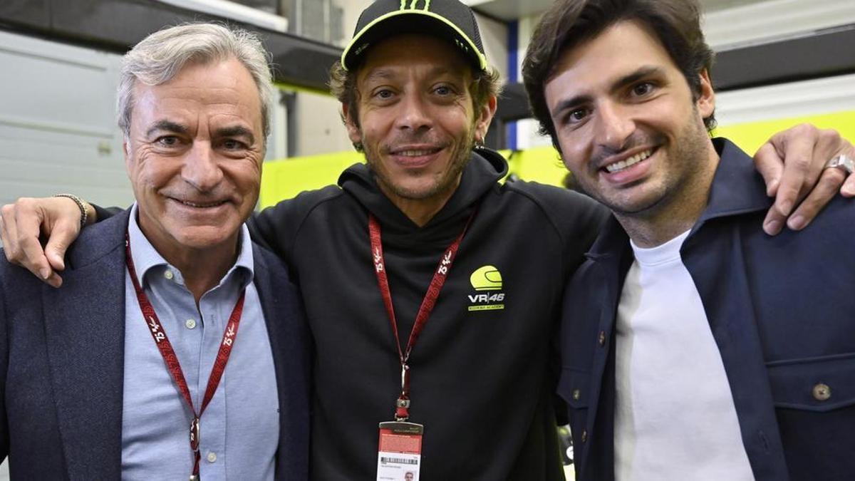 Valentino Rossi, el domingo, en Jerez, acompañado de Carlos Sainz y su hijo.