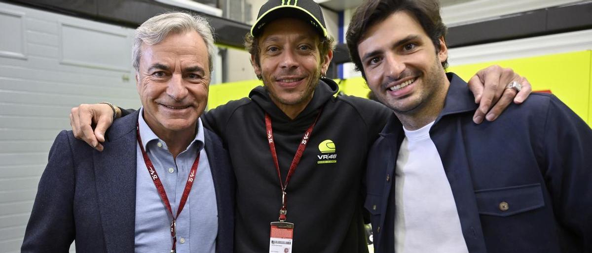 Valentino Rossi, el domingo, en Jerez, acompañado de Carlos Sainz y su hijo.