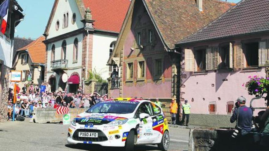 José A. Suárez, conduciendo su turismo en el Rally de Francia.