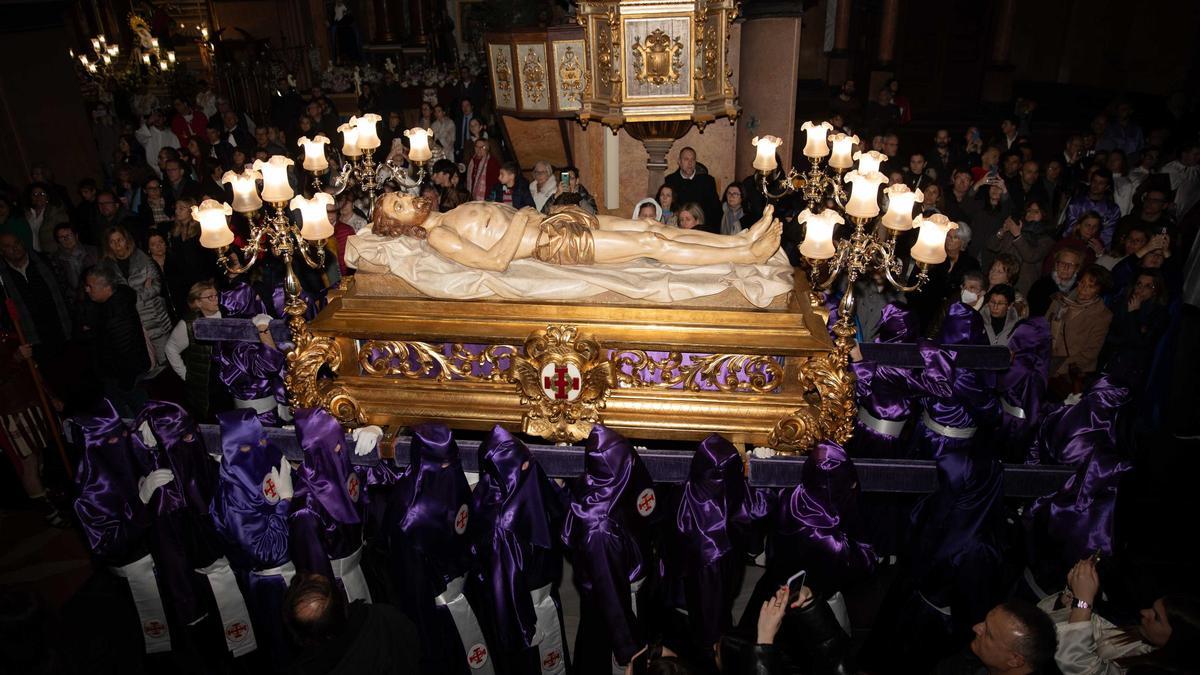 La imagen del Cristo Yacente, de la Cofradía del Santo Sepulcro, que procesiona el Viernes Santo, es una escultura de José Ortells, Hijo Predilecto de la Ciudad.