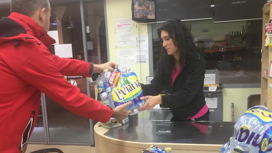 Los supermercados de Cieza se quedan sin agua embotellada