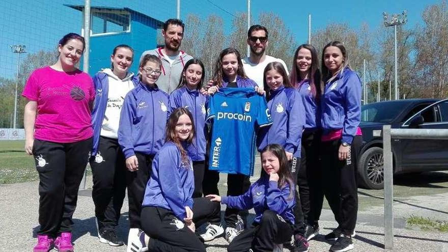 Las integrantes de la escuela, con Toché y David Fernández.